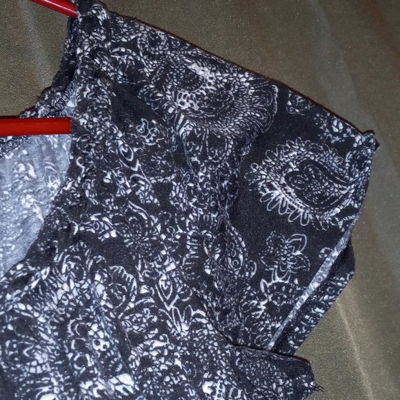 Black & White Flower Design T-Shirt. - Picture 3 of 5